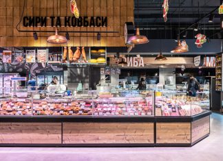 EN UCRANIA EL FABRICANTE AISBERG AYUDA A LA REAPERTURA DE TRES SUPERMERCADOS DE LA CADENA VARUS