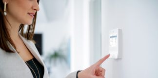 CON LA OLA DE CALOR Y LA VUELTA A LA PRESENCIALIDAD, VOLVIERON LAS PELEAS POR EL AIRE ACONDICIONADO: LA GUERRA DE LOS SEXOS Y CÓMO RESOLVERLA