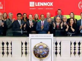 LENNOX CELEBRÓ EL 25° ANIVERSARIO DE SU OFERTA PÚBLICA INICIAL CON EL TOQUE DE CAMPANA EN LA BOLSA DE NUEVA YORK